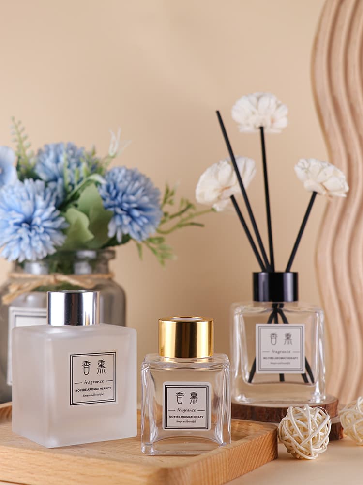 The hotel's same style square glass fireless rattan essential oil aromatherapy bottle empty bottle toilet water filling diffuser bottle with lid