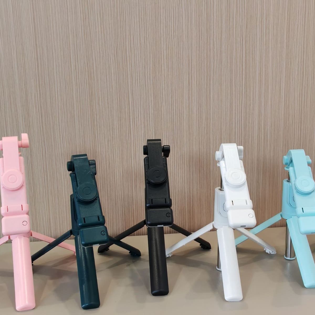 Cross-border R1s phone selfie stick portable all-in-one Bluetooth remote with fill light, live streaming retractable phone stand