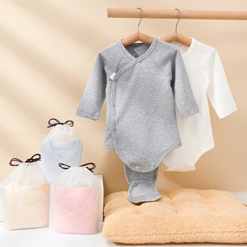 Newborn Baby Triangle Bodysuit with Extension Snap, Made by Shantou Zhimei Knitting Co., Ltd.