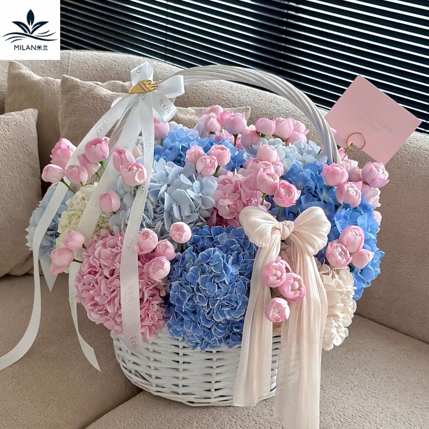 New white round hand-held flower basket, hand-woven wicker flower basket, rattan hug bucket flower arrangement basket