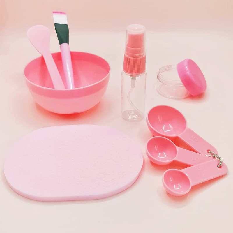 Nine-piece cosmetic set: bowl, scraper, measuring spoon, spray bottle, facial cleansing puff, DIY face mask mixing tool, 9 makeup brushes, eyeshadow.