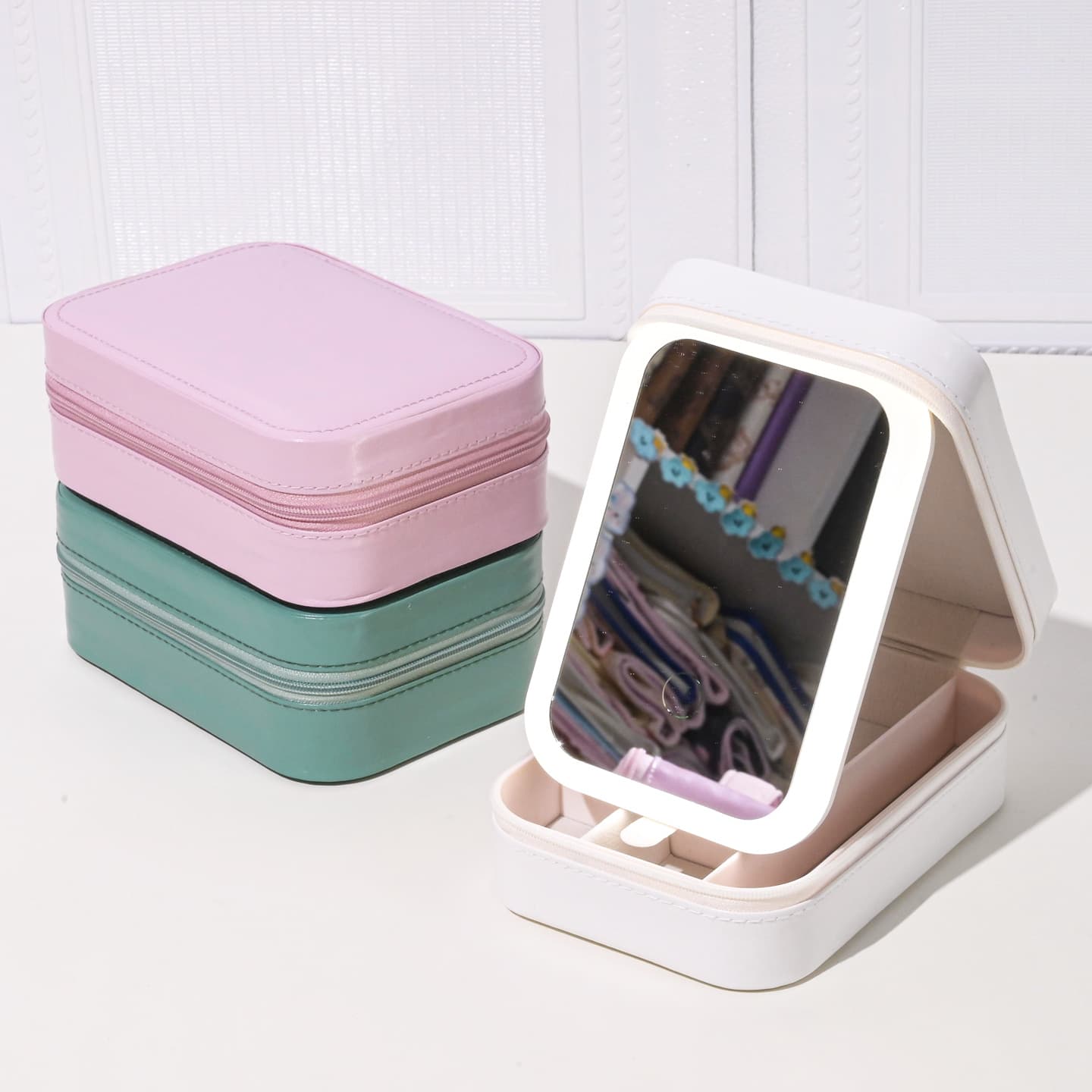 LED Light Makeup Bag with Mirror, Exquisite Jewelry Compartment Storage Bag, Portable Cream-Style Makeup Case