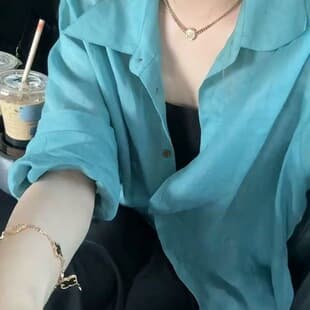 Fashionable New Light Luxury Long-Sleeve Lake Blue Sunscreen Shirt for Women, Stylish and Elegant Top