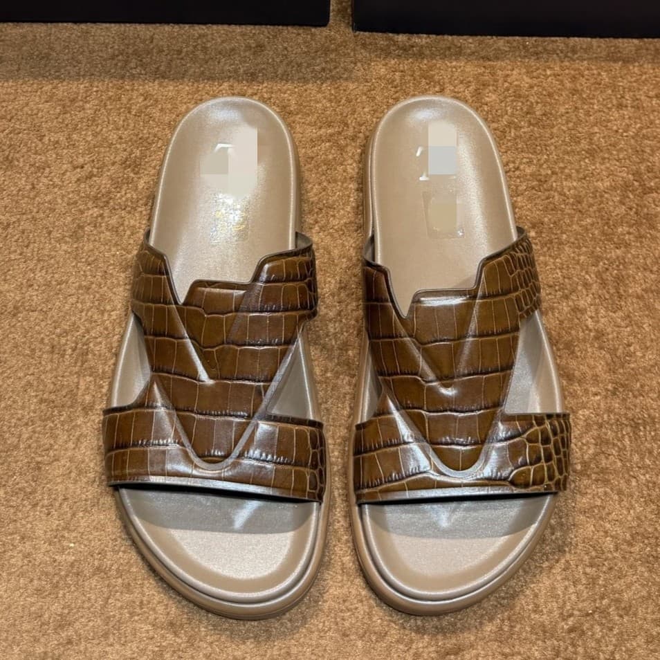 Guangzhou Direct Sales Factory Cross-border Foreign Trade High-end Casual Sandals 2026 New Letter Sandals Large Size Slippers