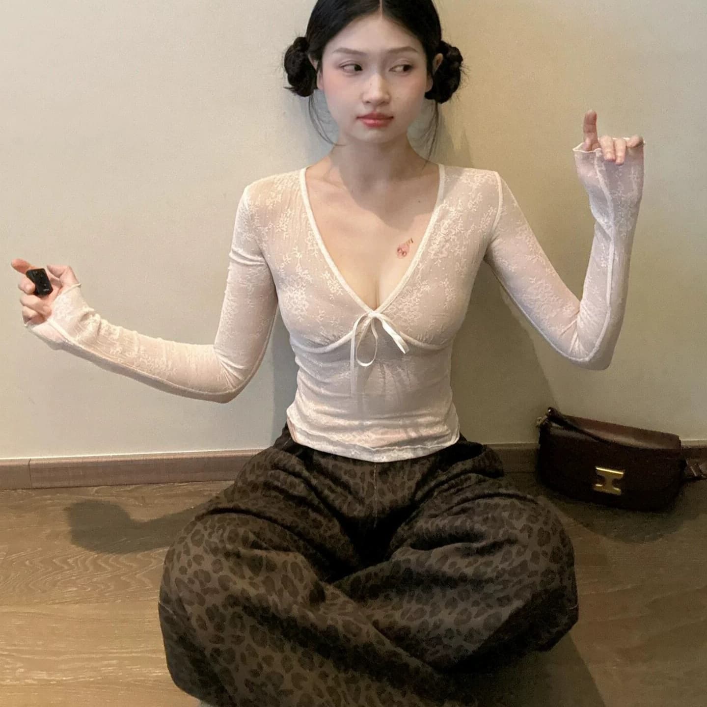 Early spring American hot girl tops sexy V-neck bow showing breasts hot girl bottoming shirt lace right shoulder long sleeve T-shirt for women