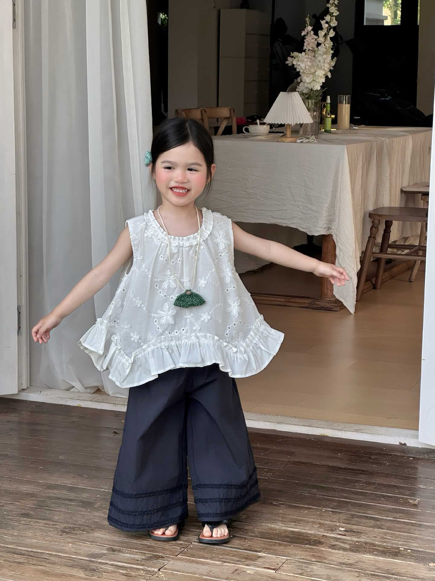 Korean style girls summer fashionable three-dimensional flower sleeveless irregular swing baby top + navy blue wide-leg pants two-piece set