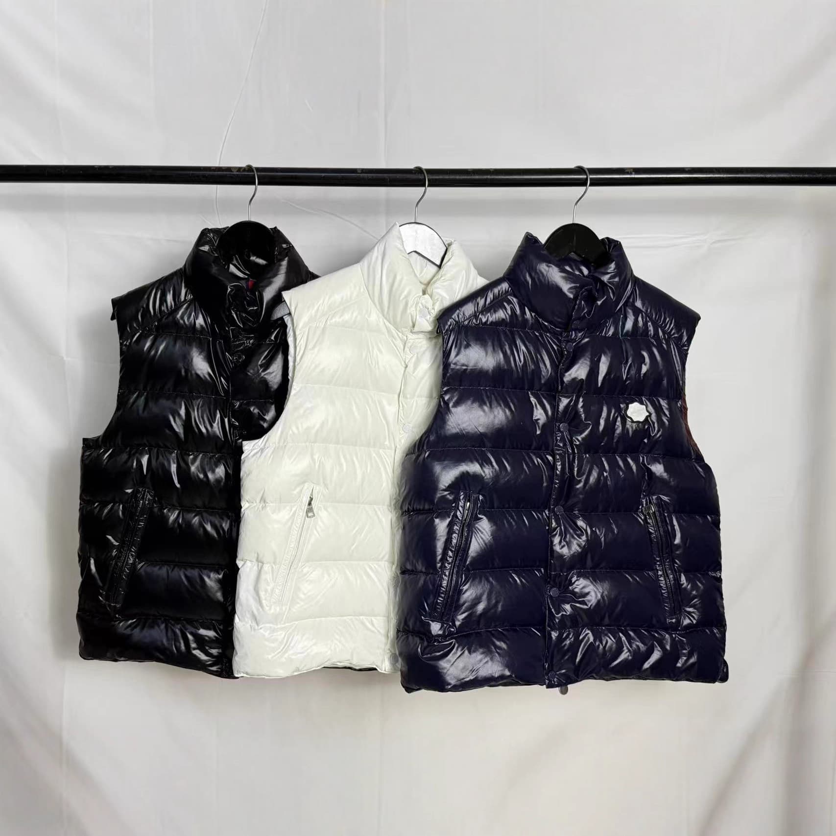 Maya Down Vest M022, unisex lightweight waterproof vest for autumn and winter.