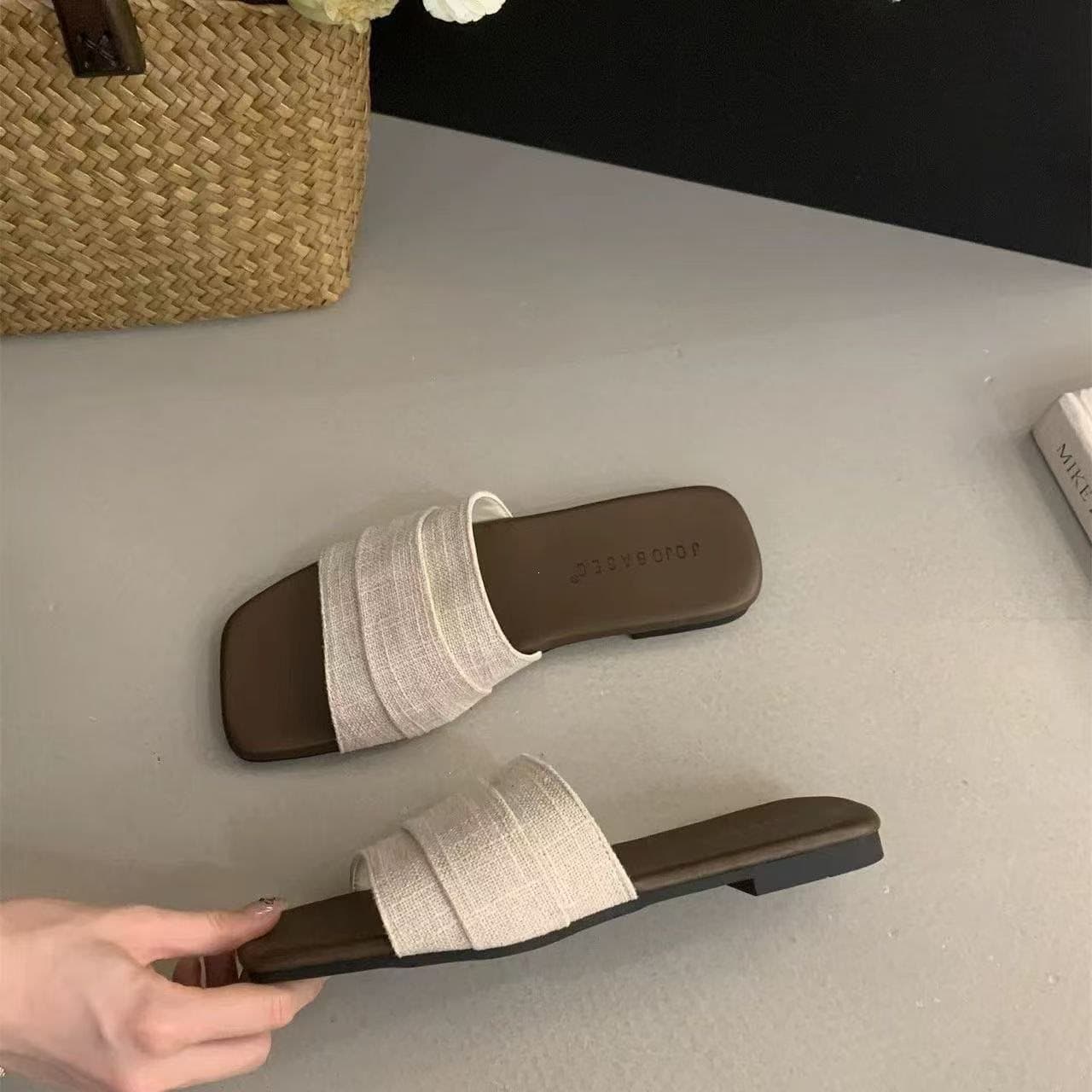 Korean-style Pleated Slippers for Women Outdoor Summer 2025 Flat Beach Vacation Sandals Fairy Style One-Strap Slide Sandals for Women