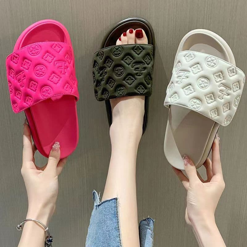 New Platform Slippers for Women 2024 Internet Celebrity Velcro Fashion All-Match Outer Wear Muffin Embossed Beach Sandals for Women
