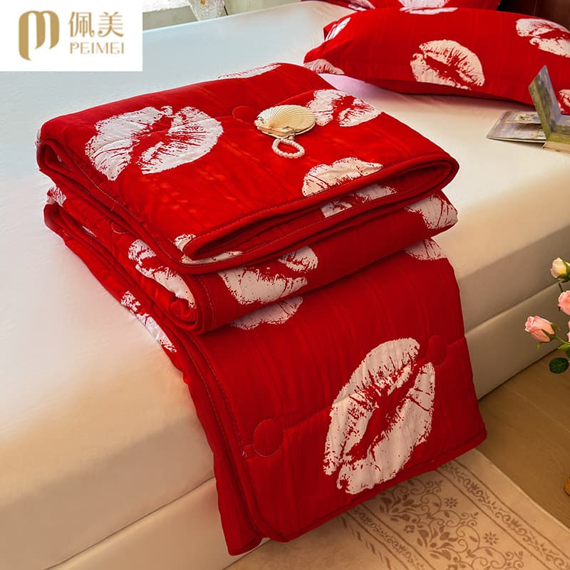 New printed romantic lip wrinkle yarn fashionable high-end soft red festive skin-friendly four-season spring and autumn quilt