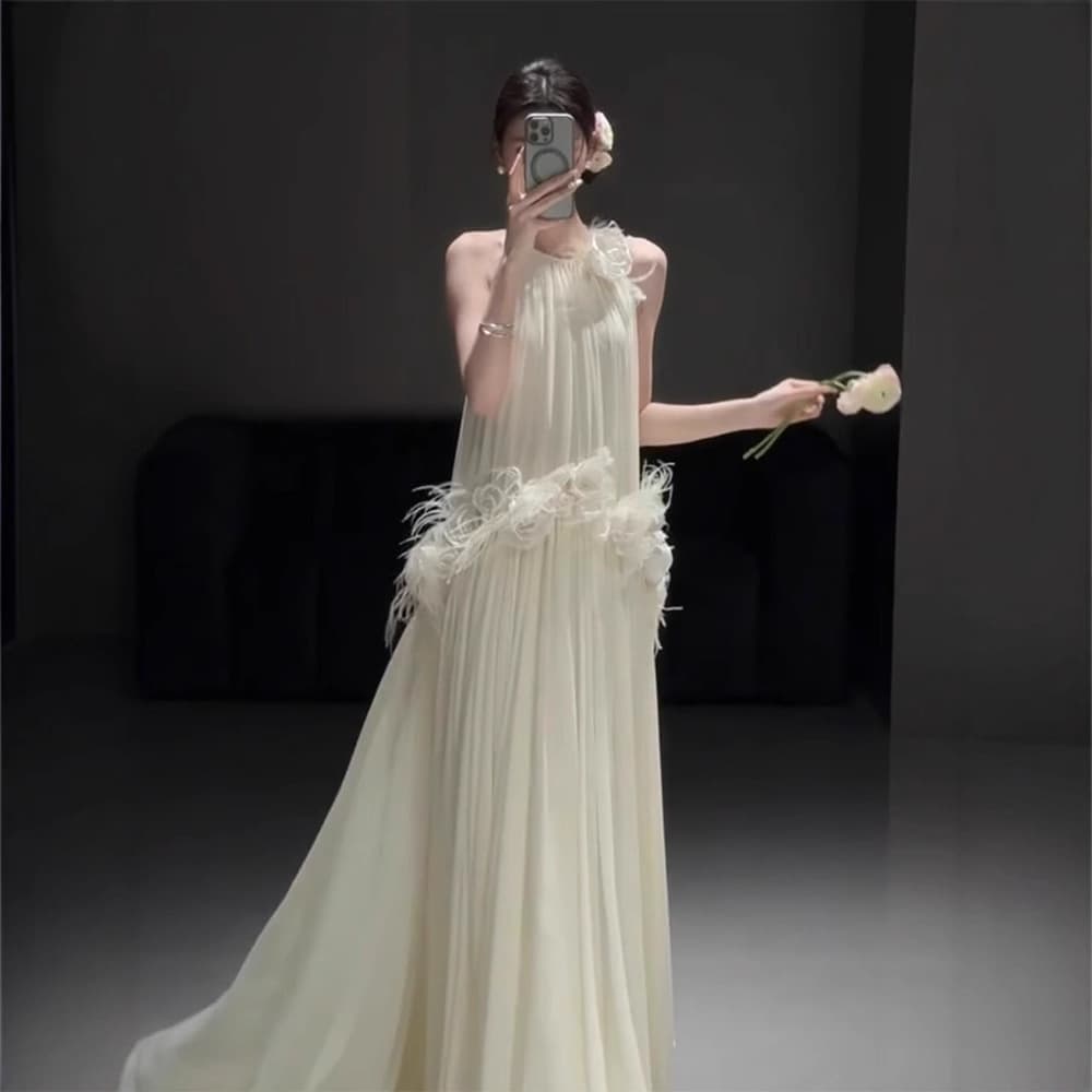 Forest-style sling dress with small train for welcoming guests, lightweight wedding gown, retro French halter-neck wedding dress, 2026 new arrival