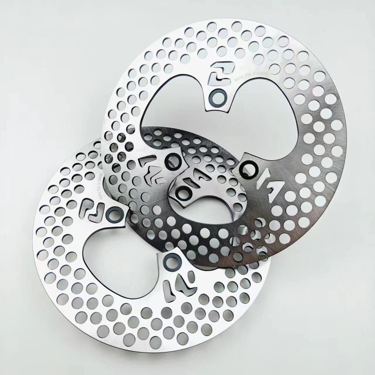Niu electric scooter modification: front and rear disc brake mounting discs with extra-large holes and laser-cut, aircraft-sound hardened forged steel.