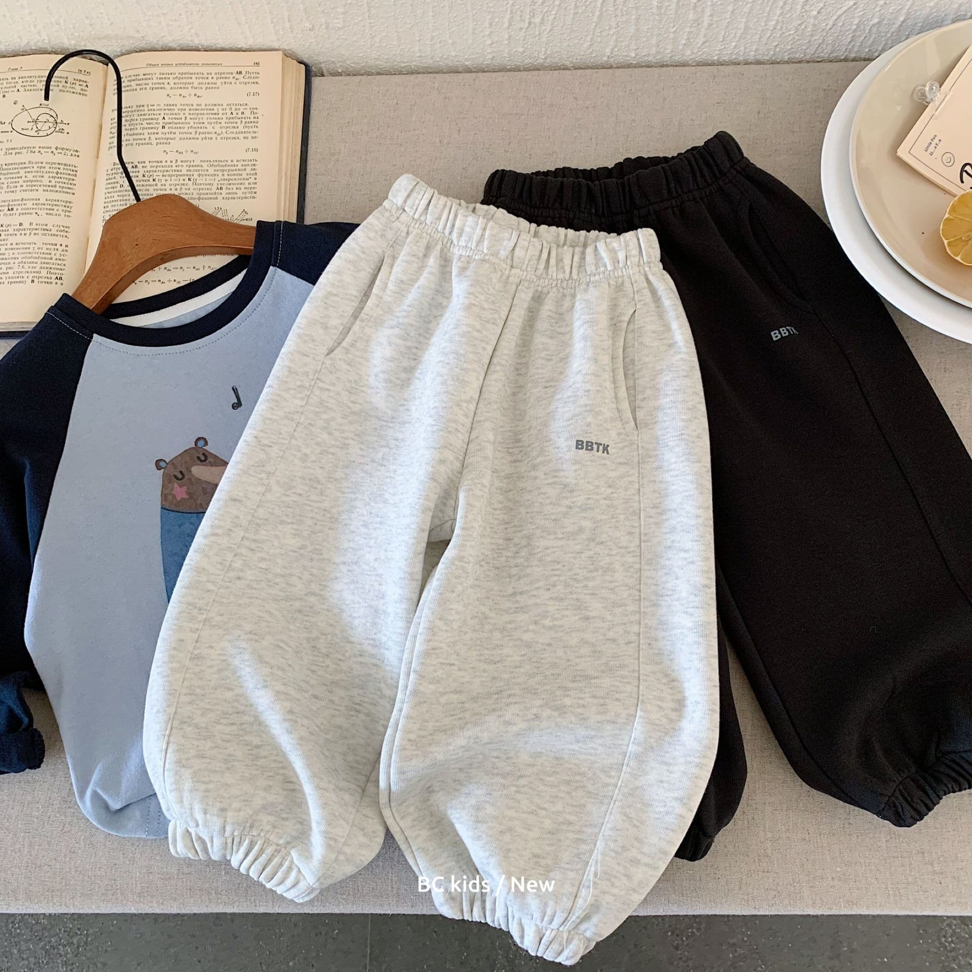 Children's Casual Pants Bangcheng 2026 Autumn New Letter Printed Leg Leg Boys' Letter Embroidered Sweatpants H0087
