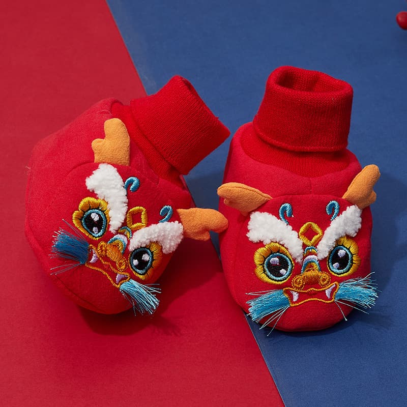 Winter warm dragon and tiger head socks and shoes for babies, red full moon celebration, soft-soled tiger head cotton shoes, Chinese style baby floor socks