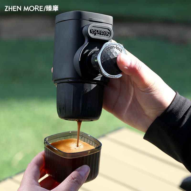 Popular cross-border e-commerce portable hand-operated espresso machine with small capsule coffee powder, suitable for outdoor use and requires no power supply.