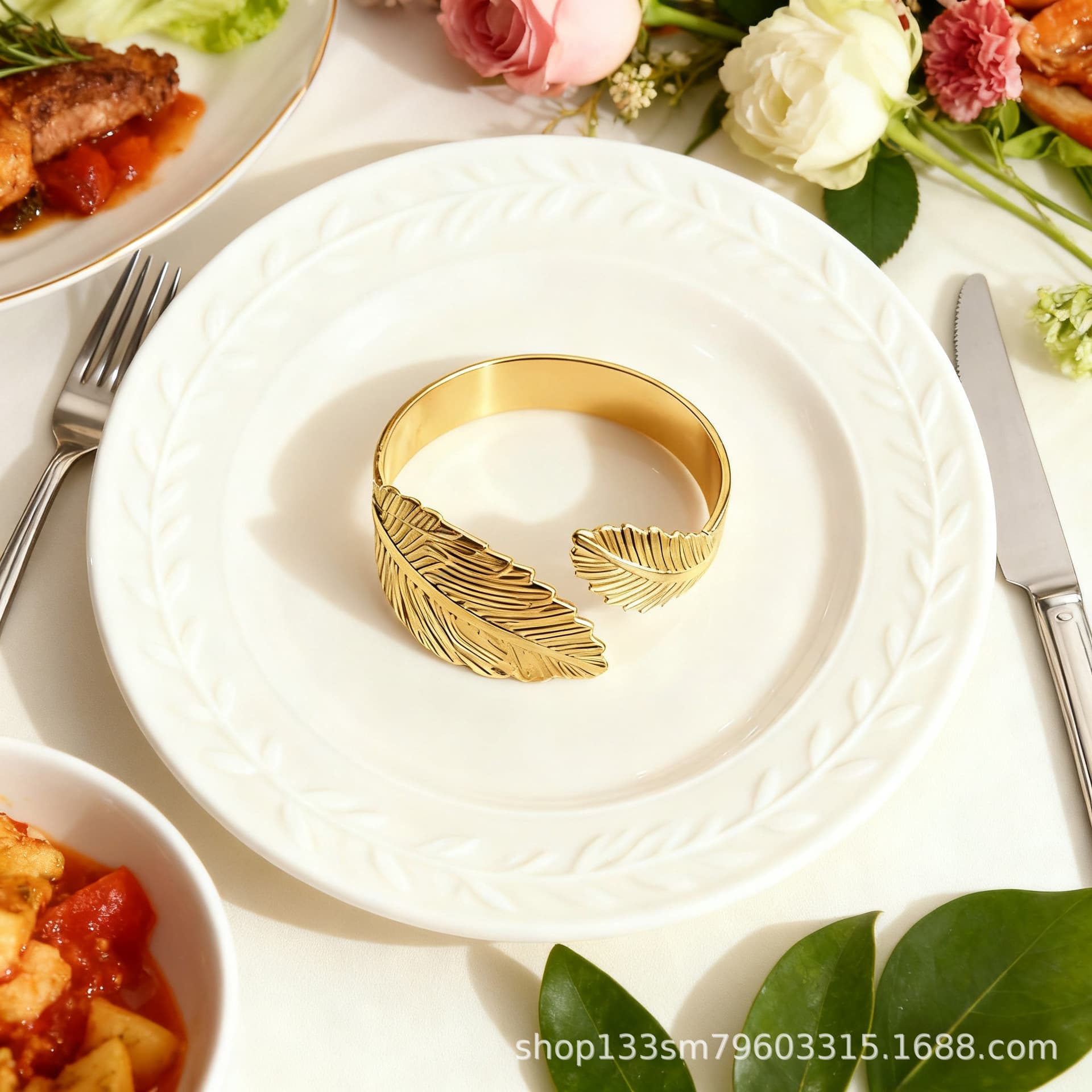 Cross-border Large and Small Leaf Metal Napkin Ring, Hotel Table Setting, Light Luxury Creative Ring-shaped Tableware