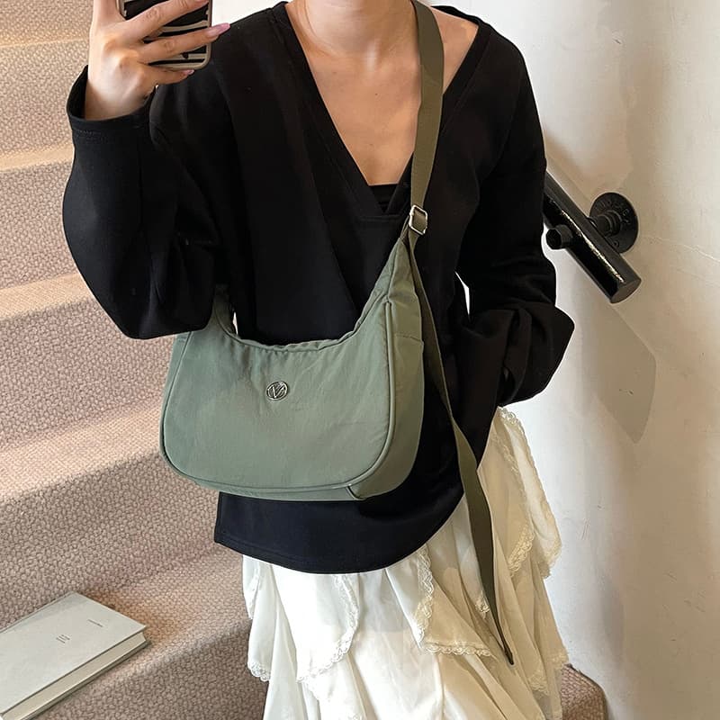 2025 New Solid Color Single Shoulder Underarm Bag Hand-held Simple Fashion Dumpling Bag Trendy Commuting Bag Crossbody Bag for Women