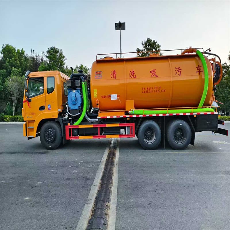 Chengliwei brand sewage treatment truck, 6-ton cleaning and vacuum truck; Dongfeng 8-wheel 20T cleaning and vacuum truck price.
