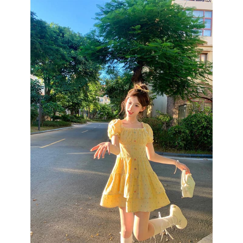 Candy-infused yellow rainbow polka dot dress, new summer style for female students, elegant, slimming, and flattering short skirt.