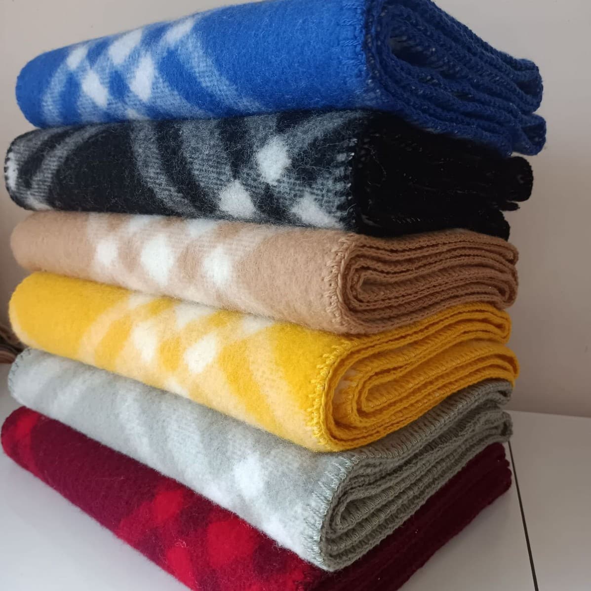 Wholesale Dinaysha grid pattern lemon yellow black scarf women aesthetic cashmere warm versatile shawl neck warmer