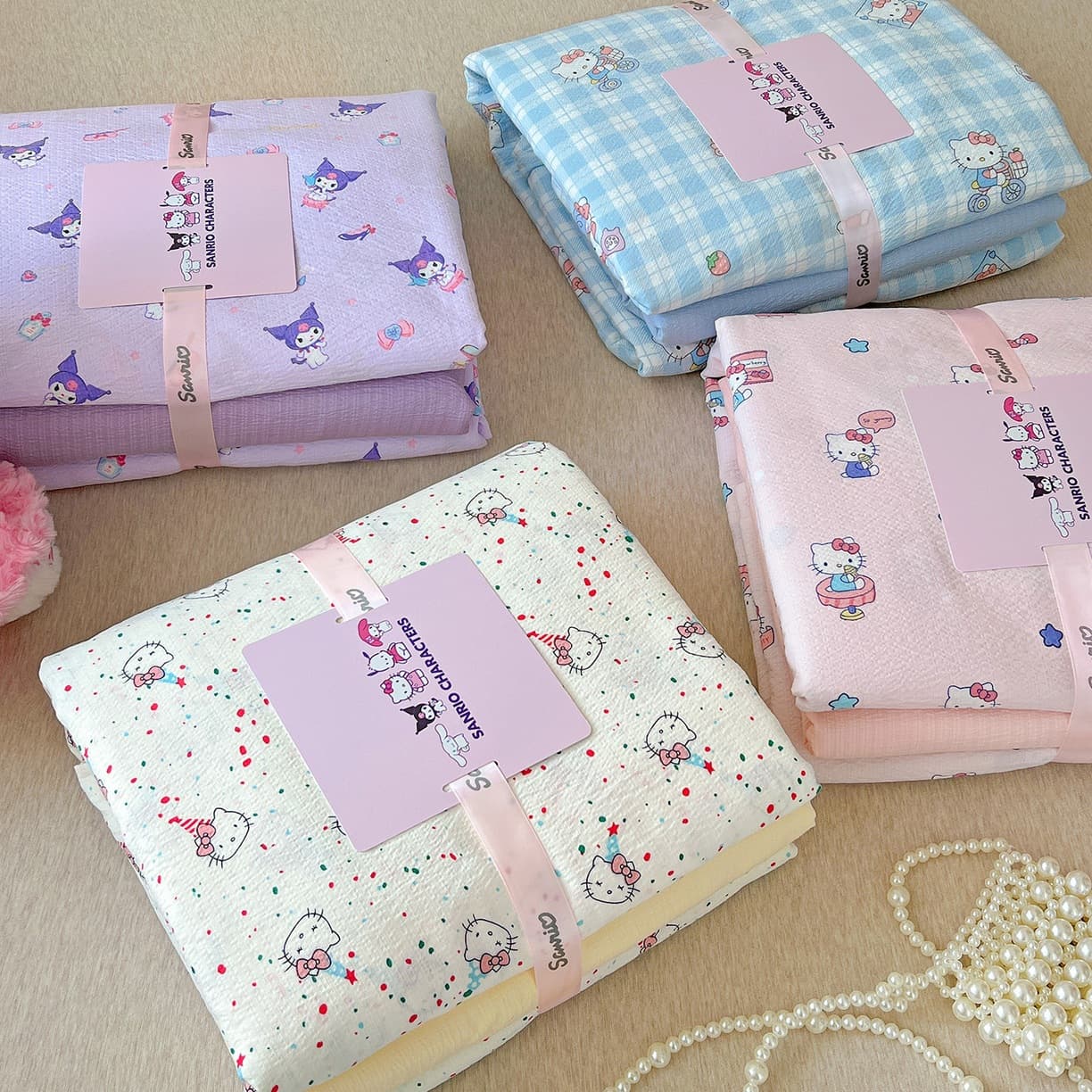 Officially licensed Sanrio Hello Kitty cartoon bed sheet and duvet cover set for students, three-piece set with cloud-feel double-layer yarn.