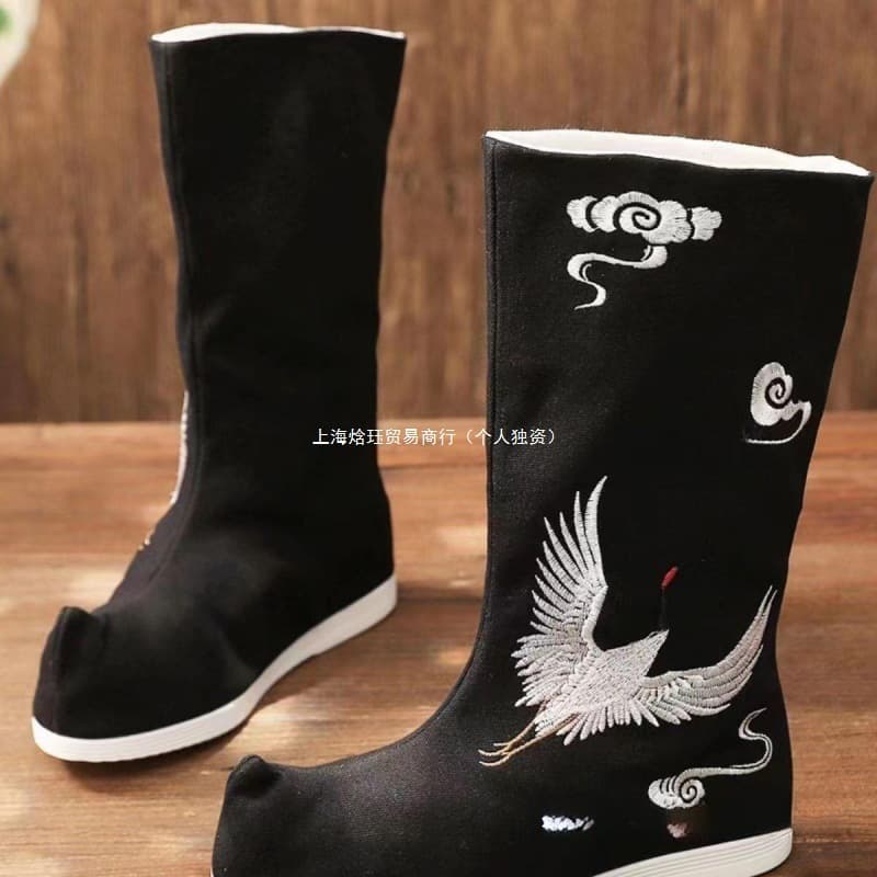 Men's ancient costume Hanfu boots with upturned toes and hidden height increase, retro official boots, bow shoes, martial arts Jinyiwei (Imperial Guard) boots wholesale.