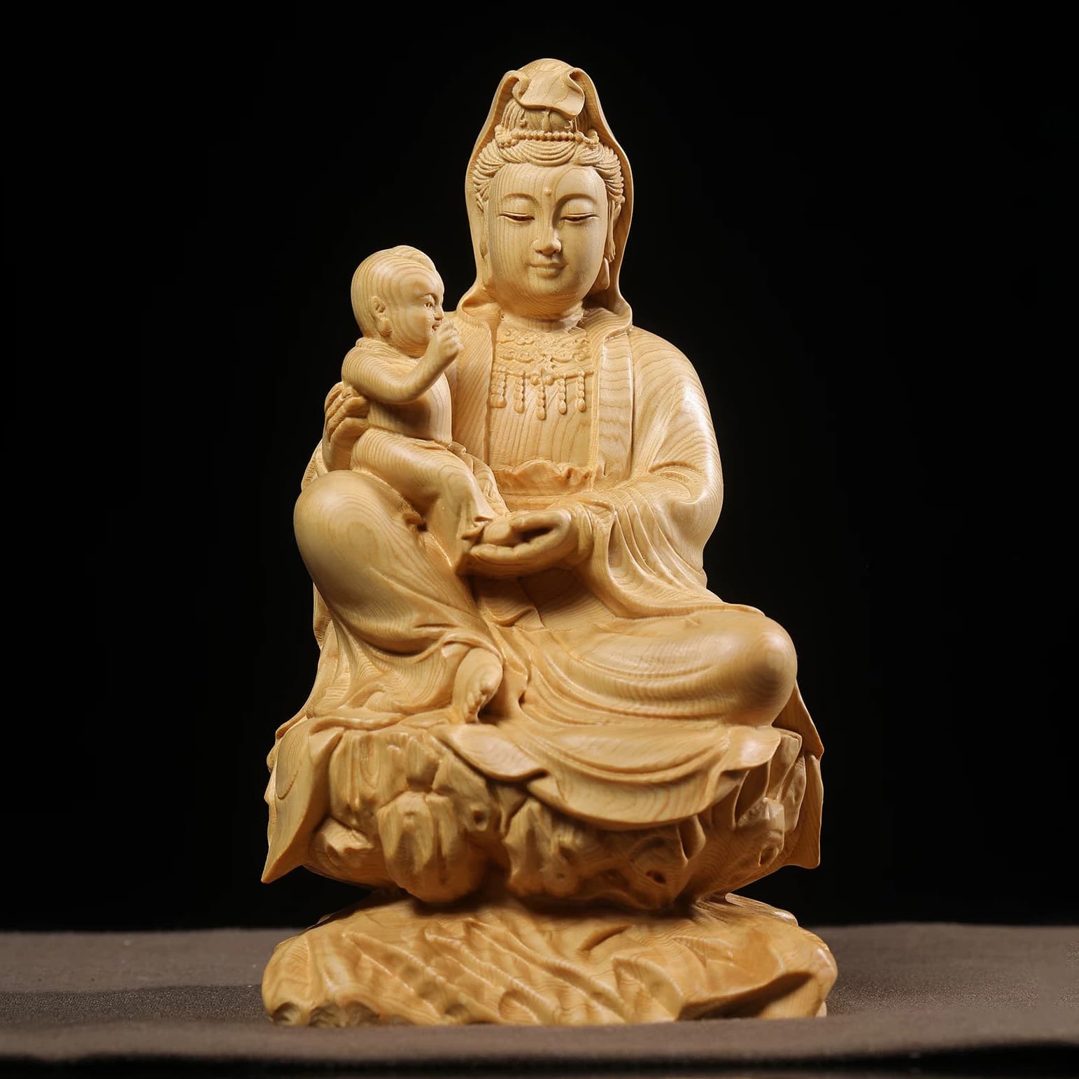 Finely carved cypress wood Avalokitesvara Bodhisattva statue ornaments for pregnancy and childbirth Buddhist niches home worship decorative crafts