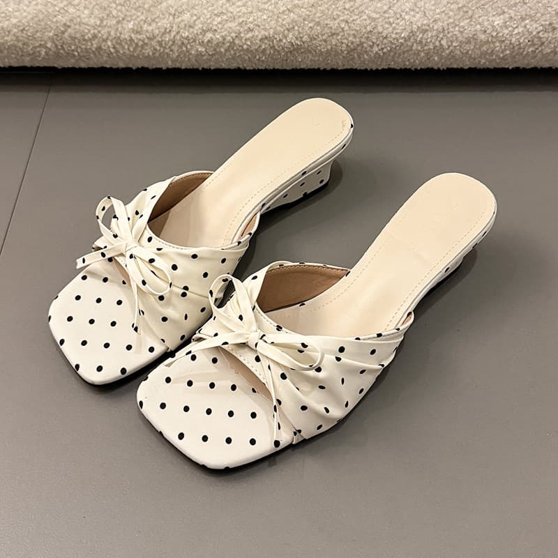 French gentle bow polka dot flip-flops for women's summer outerwear 2026 new wedge heels with skirts and open-toe sandals