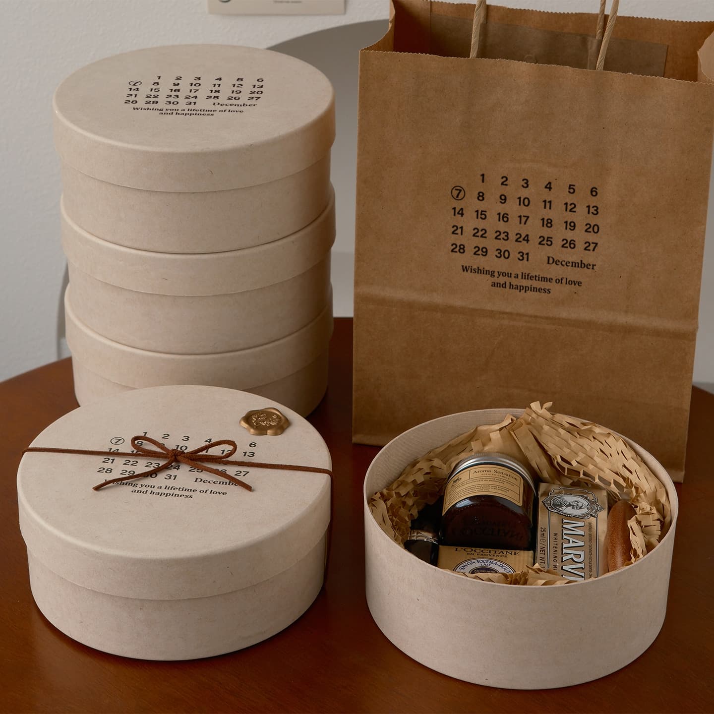 Paper pulp round gift box engagement banquet wedding banquet birthday banquet accompaniment gift box Christmas Valentine's Day whole box wholesale