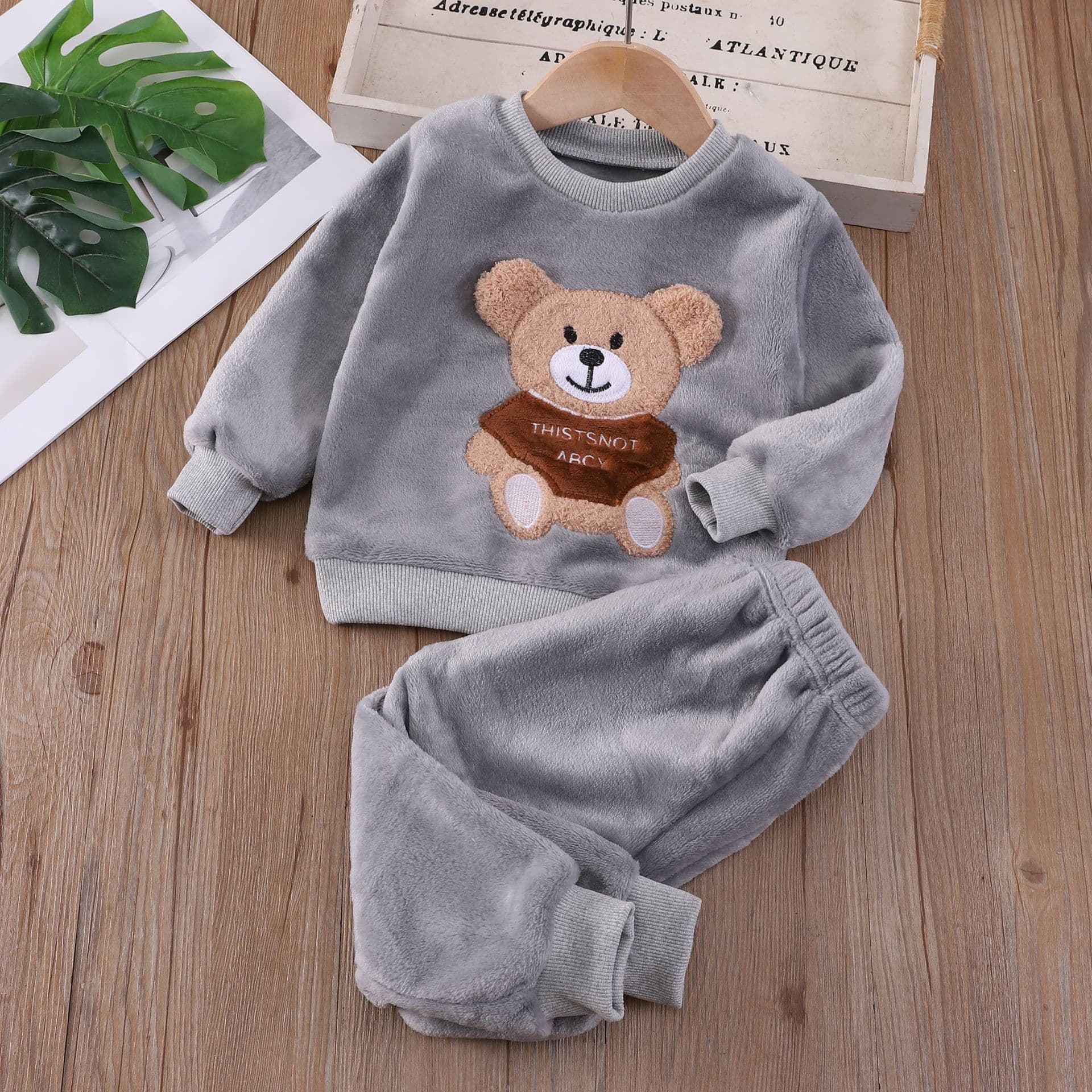Baby home clothes set, infant and children's clothing, girls' autumn and winter flannel pajamas, two-piece set, boys' coral velvet