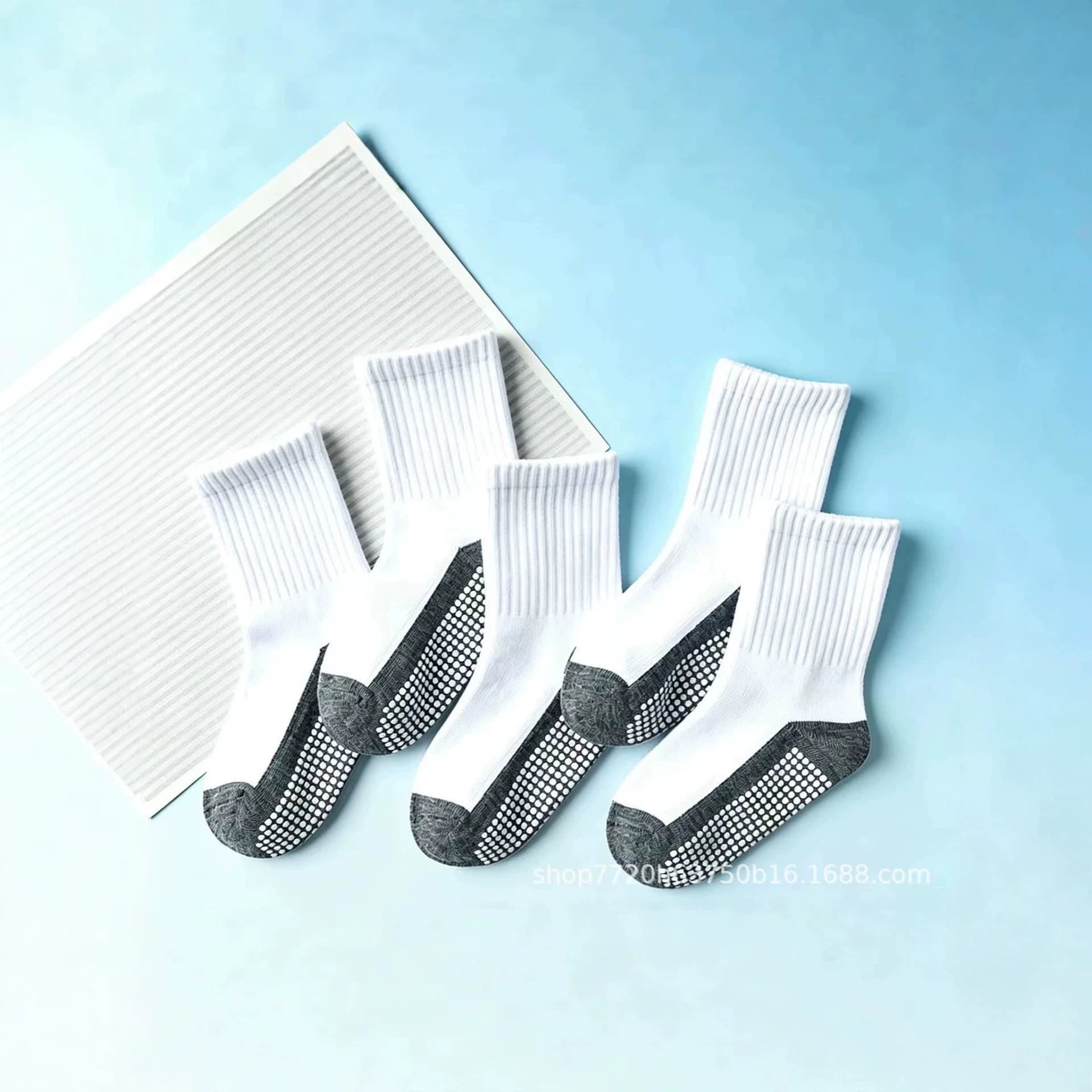 Cross-Border Children's Non-Slip Trampoline Socks with Color-Blocking Design, Black and White Solid Color Mid-Calf Socks for Older Children and Students, Cotton Socks Wholesale