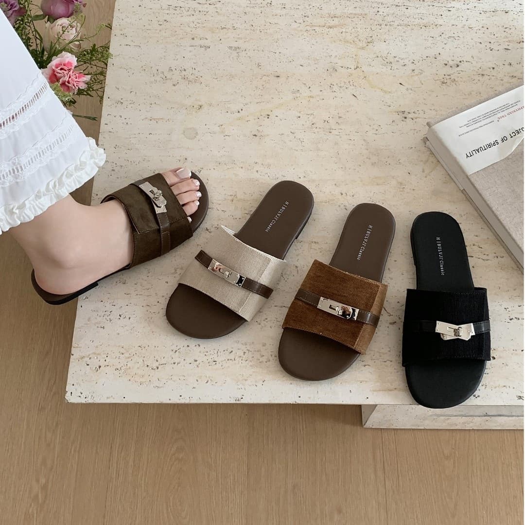 Soft Flat Metal Buckle French Retro Versatile Sandals for Women Summer 2026 New Style Flip Flops