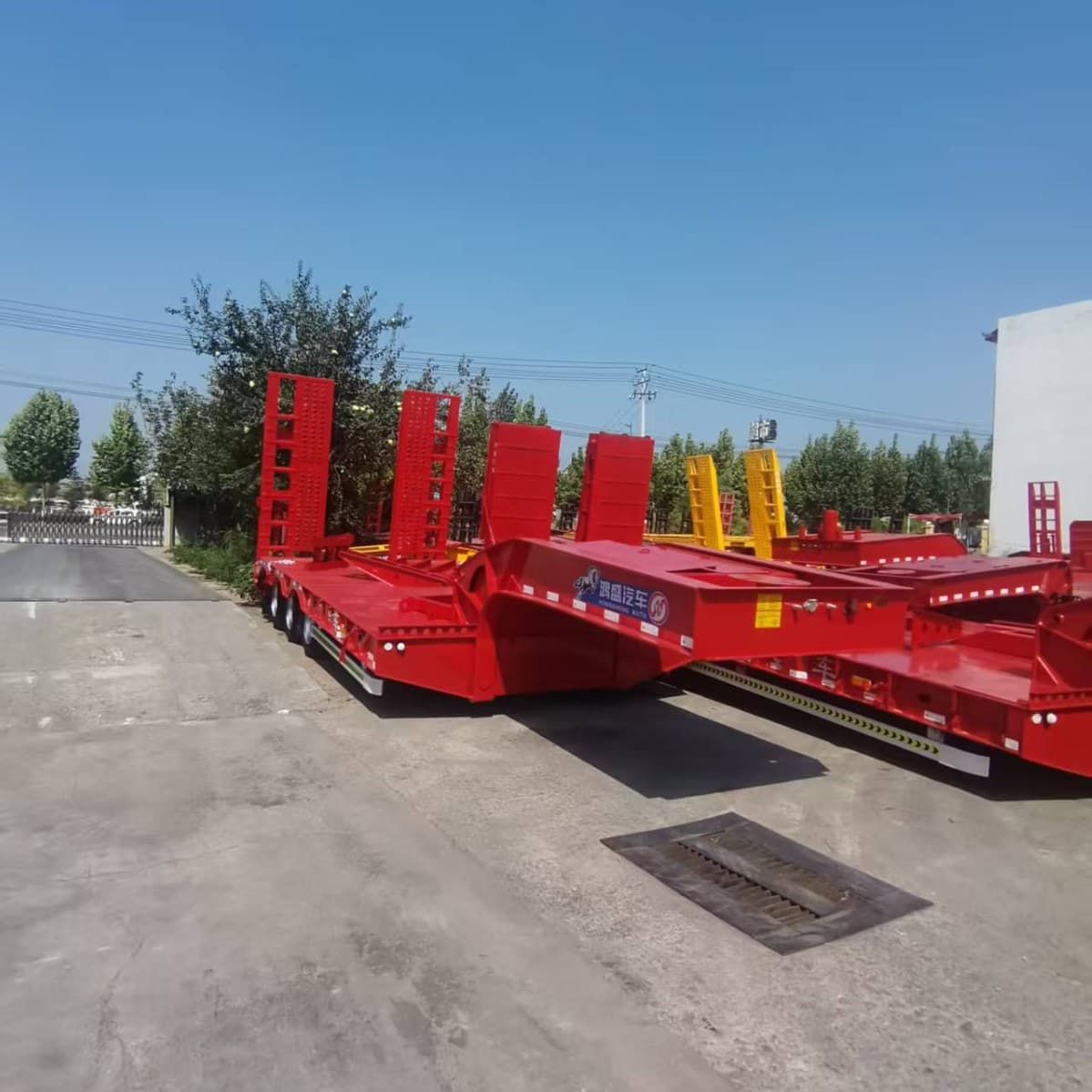 Mechanical Ramp-Type Low-Profile Semi-Trailer, Excavator Carrier Semi-Trailer, Price of Excavator Flatbed Transport Vehicle