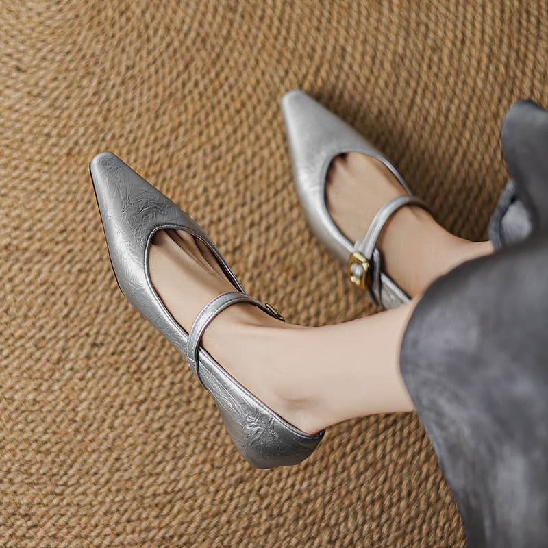 New Pointed Toe Strap Brogue Shoes Mid Heel Flats Size 32-43 Large Size Wish Export Shoes Cross-Border Supply