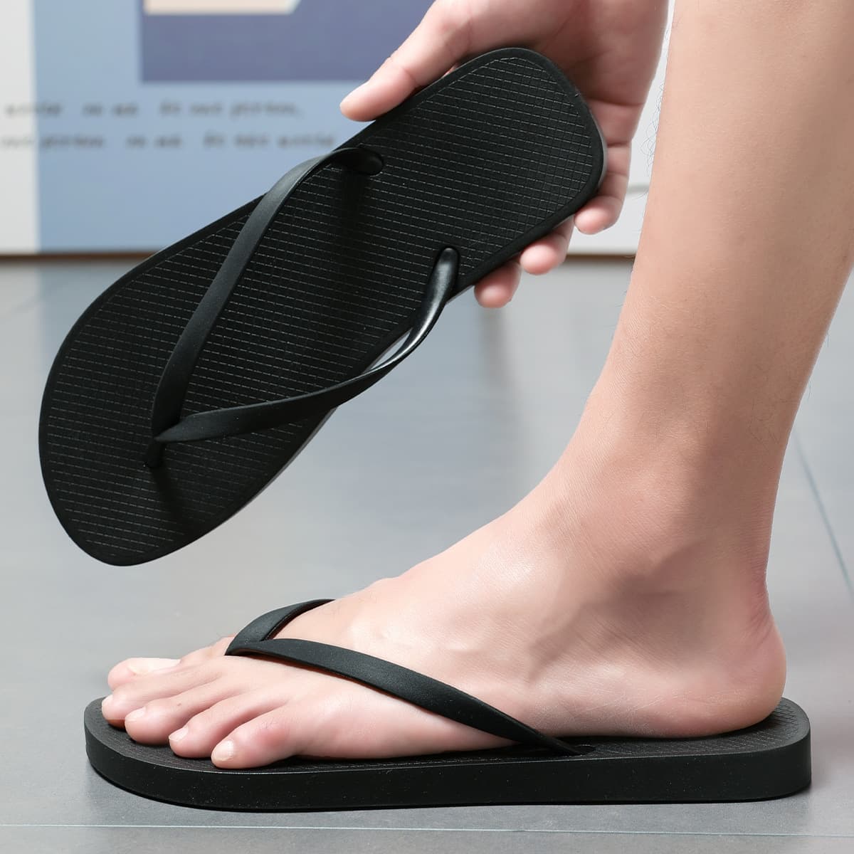 Cloud-like Simple Flip Flops for Women Summer 2024 New Outdoor Anti-slip Beach Sandals for Men
