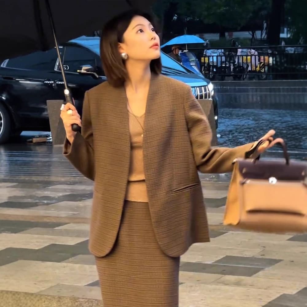 New Autumn/Winter Set 6812: Slimming and Elegant Chanel-Style Suit Jacket and Skirt for Curvy Women.