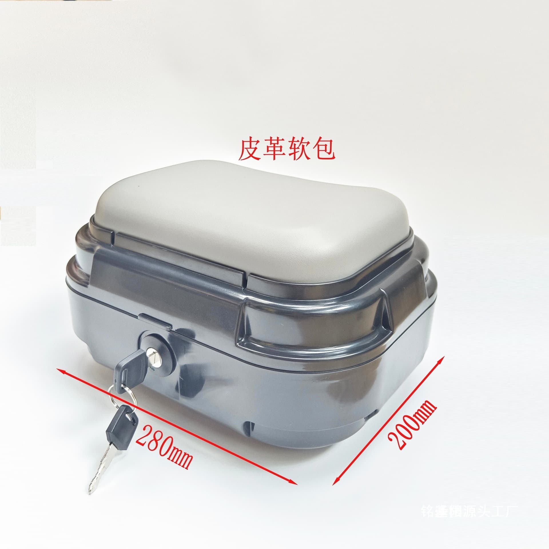 The trunk storage box can carry people and the seat cushion is simple. The trunk of the bicycle and scooter can seat people.