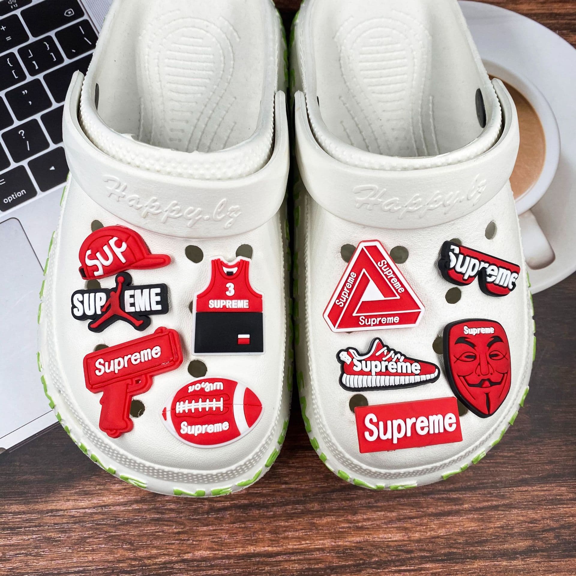 Supreme English Cartoon Hole Shoe Shoe Flower Crocc Shoe Buckle Shoe Accessories Decorative Buckle PVC Shoe Flower