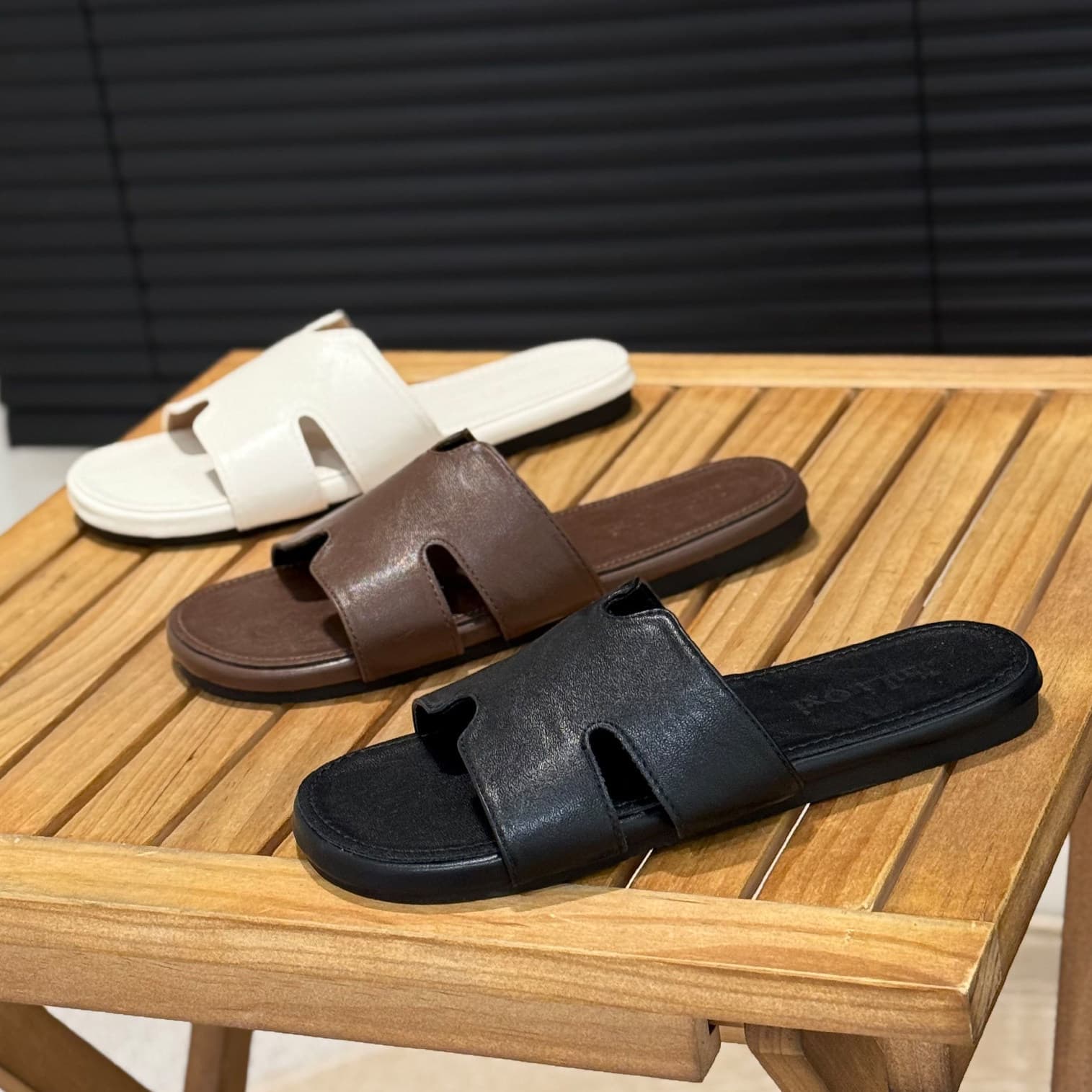 Internet celebrity retro fashionable outer wear slippers for women 2026 summer new hot style women's slippers versatile beach flat sandals