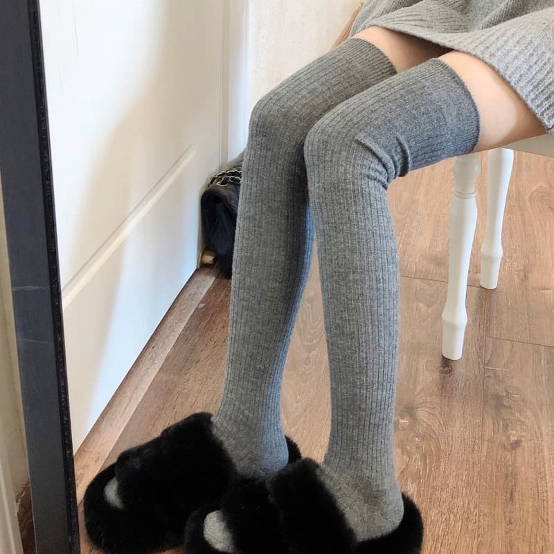 Women's thigh-high stockings, striped over-the-knee socks, black and white double-needle socks, versatile, millennial hot girl style.