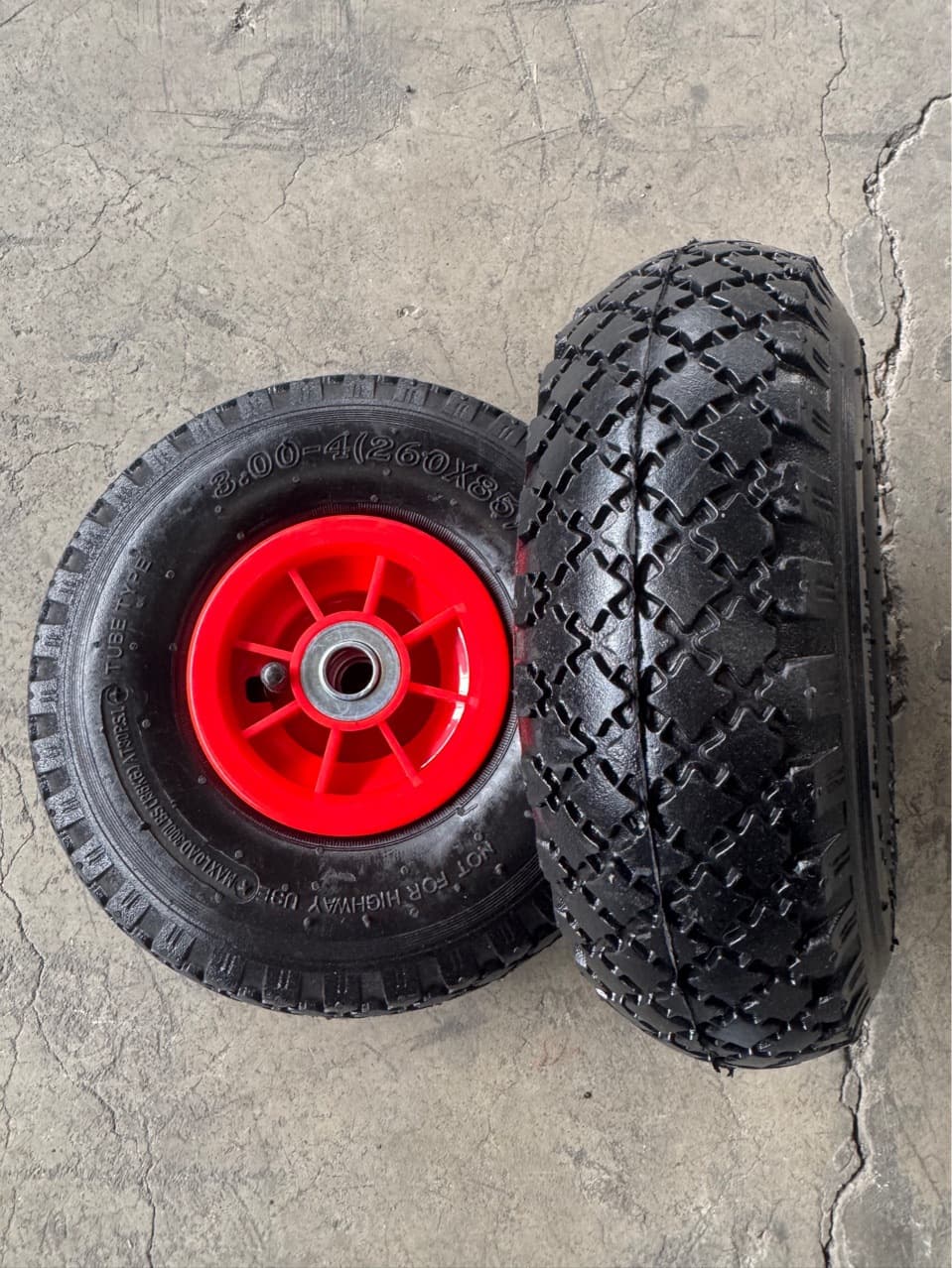 Our factory independently researches, develops, manufactures, and sells snowplow wheels, rubber pneumatic wheels, and solid wheels.