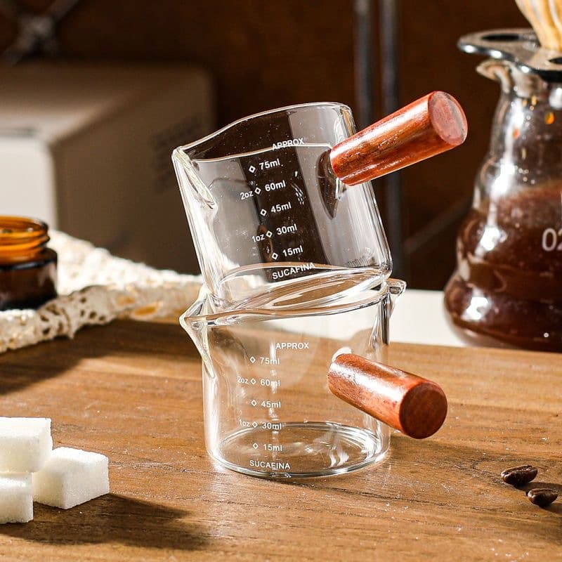 Small milk cup with wooden handle, anti-scalding, high temperature resistance, high borosilicate glass, transparent, graduated Italian concentrated extraction measuring cup, milk jug