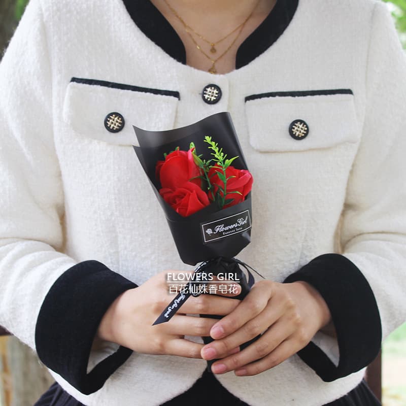 Factory direct stock of soap flower bouquets, rose bouquets, small red bouquets of three flowers, preserved soap flowers, and export preserved flowers.