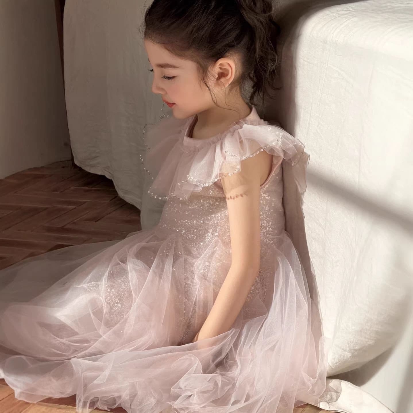 Summer light luxury girls' dress with sequined flying sleeves princess dress children's birthday party piano performance dress