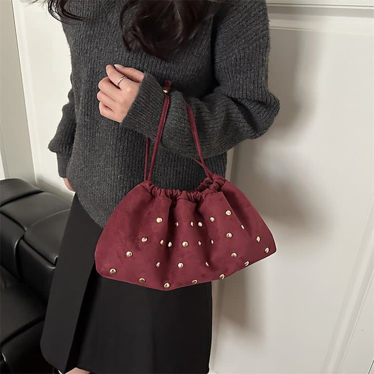 New buckskin velvet rivet pleated bag wrist bag fashionable European and Korean trend cross-border bucket clutch bag hot style