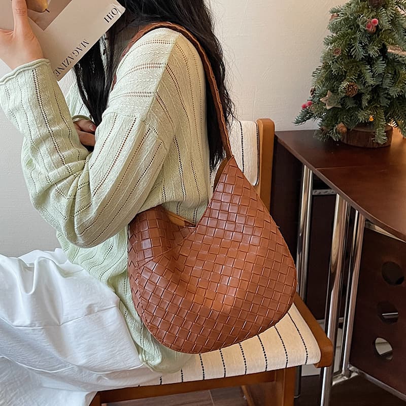 Fashionable, simple and light luxury portable bucket bag for women 2026 spring new style braided high-end style single shoulder armpit bag