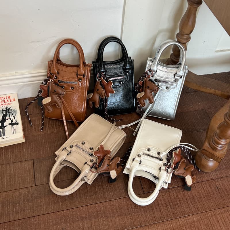 Trendy rivet motorcycle bag, sweet and cool hot girl mobile phone bag, 2026 new texture, personalized shoulder bag, versatile crossbody bag