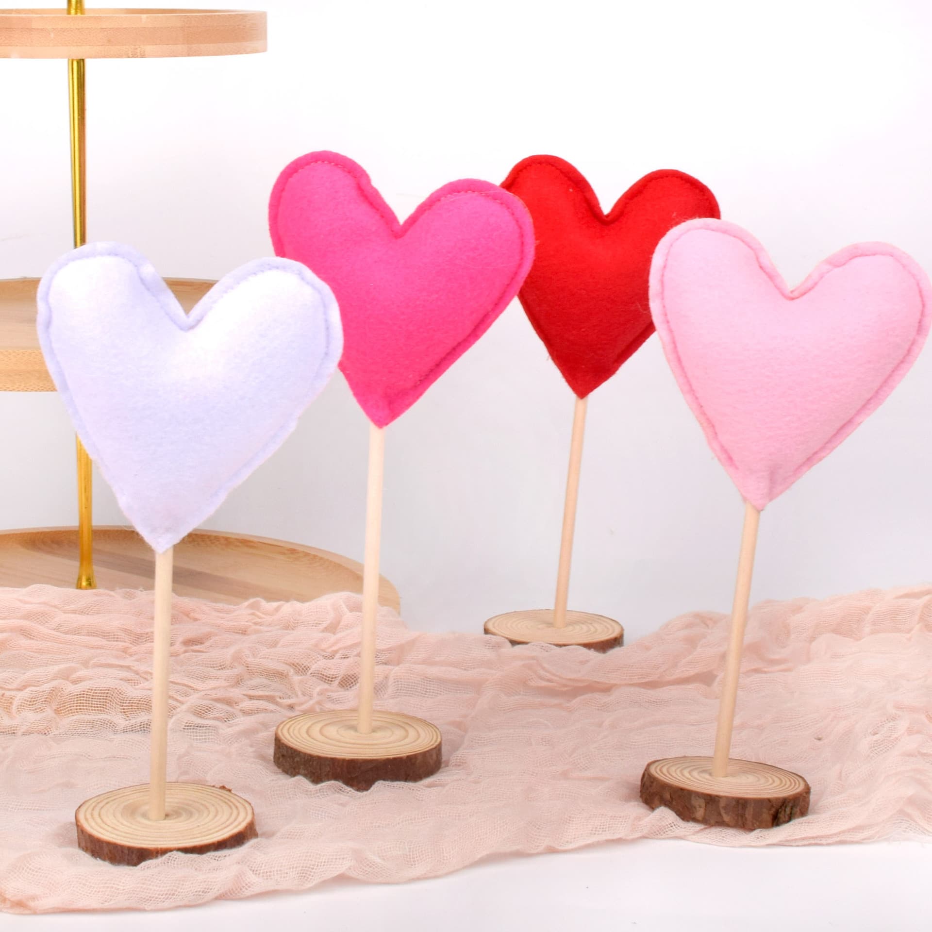 Cross-border new felt heart stuffed ornament Amazon Valentine's Day hot seller wooden base supply