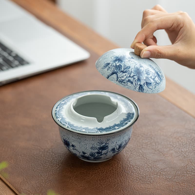 Blue and white porcelain ashtray with cover, windproof and fly ash fully printed, household retro ashtray, large personalized desktop ornament