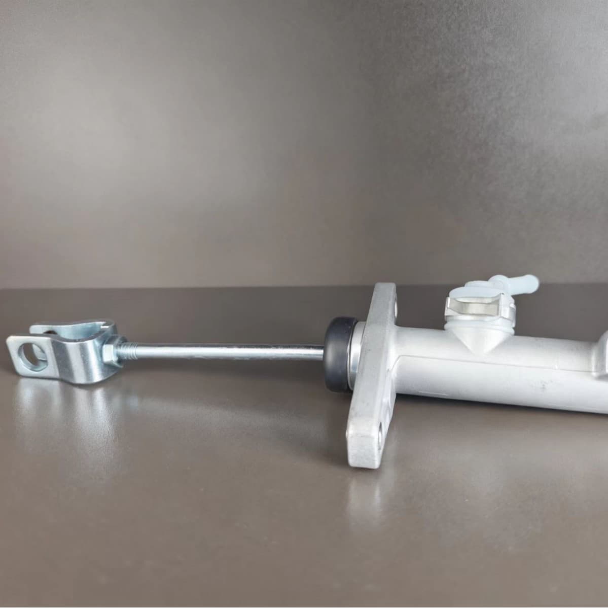 Export Hot Sale Suitable for Isuzu NPR Clutch Master Cylinder 8-98117-639-0 8-97162-963-0